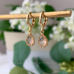 Tiny Rose Quartz Huggie Hoop Earrings,Raw Crystal Huggies Hoops Gold, Crystal Teardrop Hoop Earrings, Tiny Teardrop Birthstone Earrings